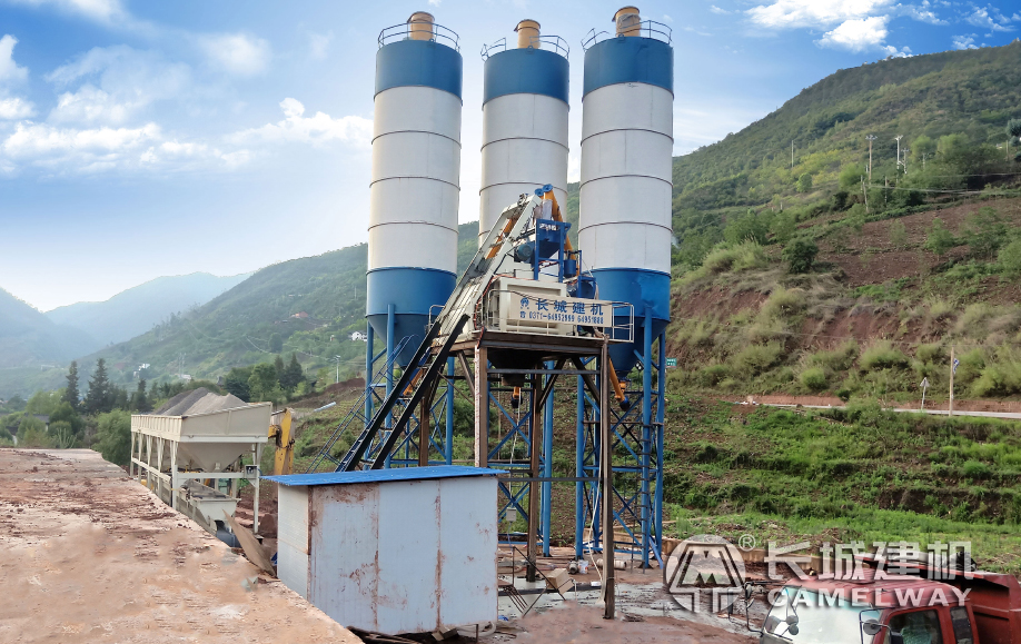 首先，我們要知道50攪拌站設(shè)備比較適合小型的工程現(xiàn)場(chǎng)生產(chǎn)使用，其該設(shè)備的特點(diǎn)主要有以下幾種：

