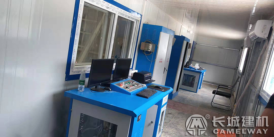 長城建機攪拌設(shè)備客戶案例:控制室(圖)