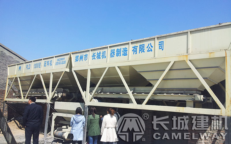 混凝土配料機(jī)在鄭州哪個(gè)廠家比較不錯(cuò)，價(jià)格如何