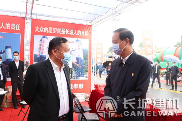 滎陽市市委書記宋書杰與長城建機袁總溝通