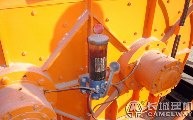 混凝土攪拌機(jī)軸端加油現(xiàn)場(chǎng)圖 混凝土攪拌機(jī)軸端加油現(xiàn)場(chǎng)圖